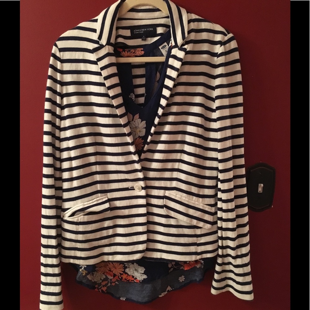3/$25 ❤️Navy and off white striped cotton blazer